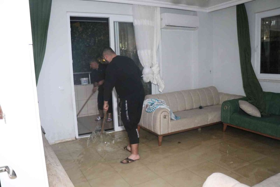 Alanya’da Sağanak Yağış Sonrası Evleri, İş Yerlerini Ve Okulu Su Bastı