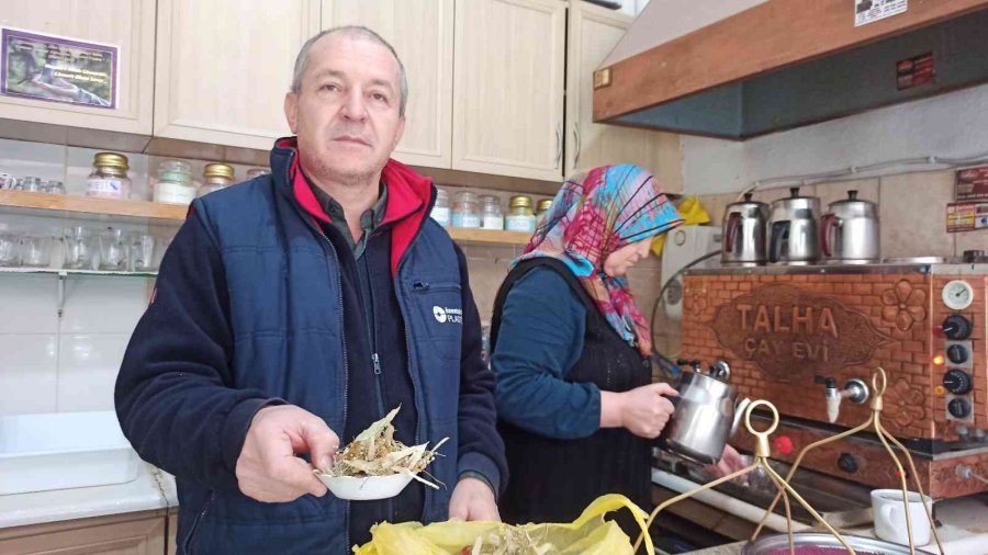 Ihlamurları Köyünden Toplayıp Çay Ocağında Demleyerek Satıyor