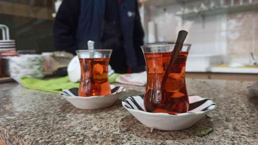 Ihlamurları Köyünden Toplayıp Çay Ocağında Demleyerek Satıyor