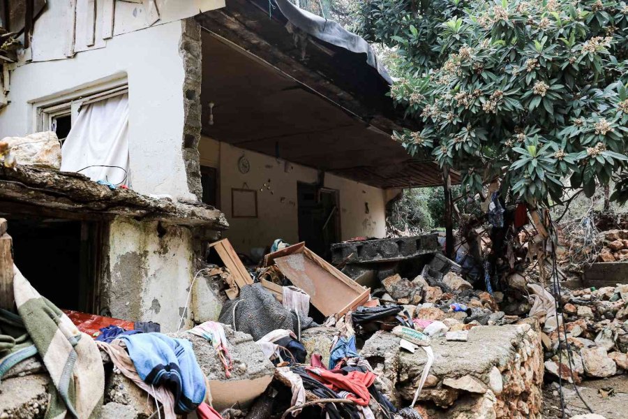 Finike’de Sel Sularının Yıktığı Evden Kurtarılan Çocukların Babası: "allah, Devletten Razı Olsun"