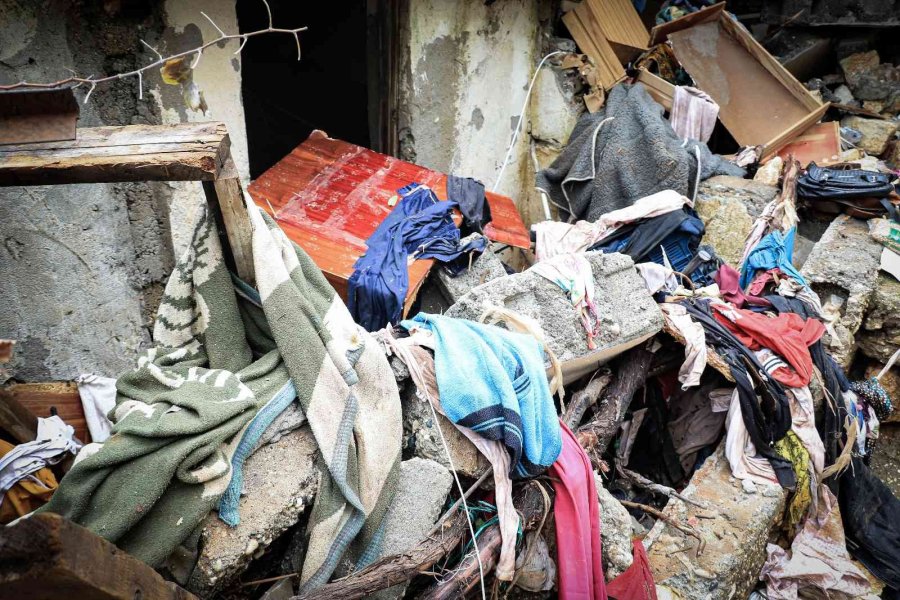 Finike’de Sel Sularının Yıktığı Evden Kurtarılan Çocukların Babası: "allah, Devletten Razı Olsun"