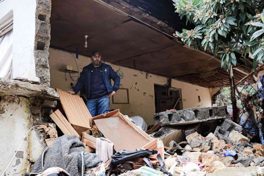 Finike’de Sel Sularının Yıktığı Evden Kurtarılan Çocukların Babası: "allah, Devletten Razı Olsun"