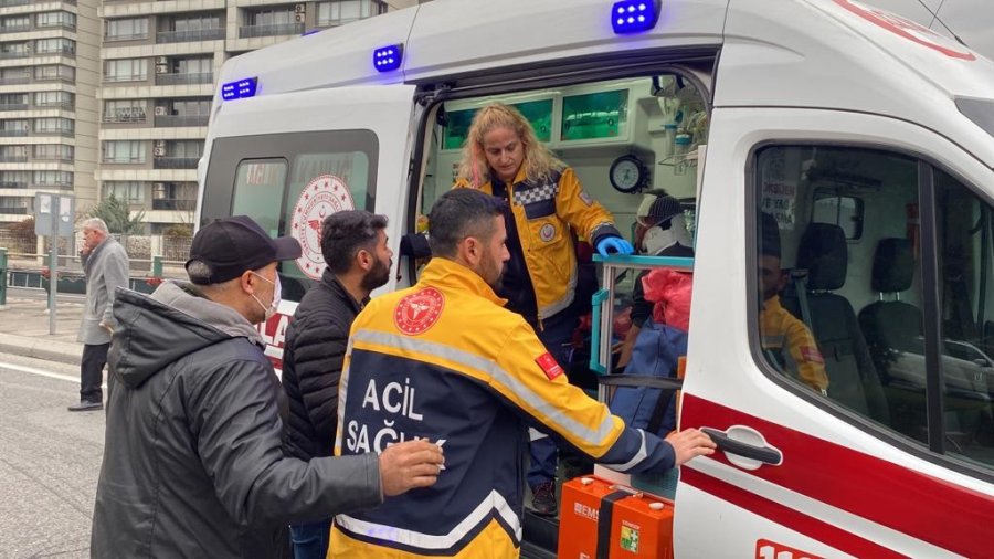 Kırmızı Işıkta Geçti, Zincirleme Kazaya Sebep Oldu: 5 Yaralı