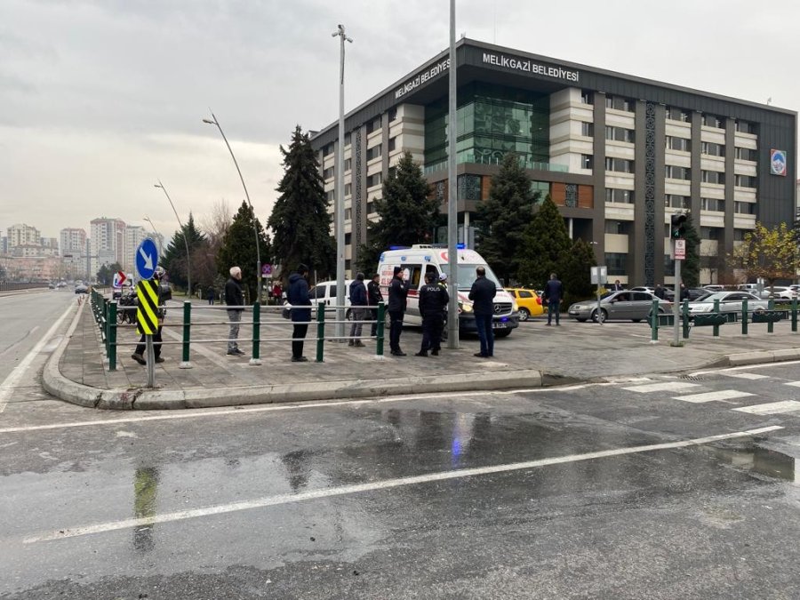 Kırmızı Işıkta Geçti, Zincirleme Kazaya Sebep Oldu: 5 Yaralı