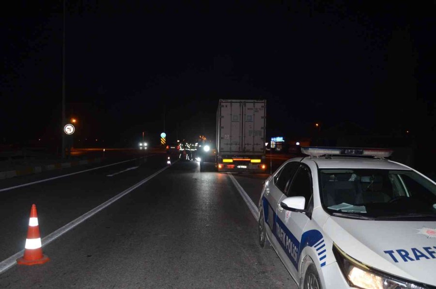 Patlayan Lastiği Kontrol Eden Sürücüye Başka Bir Araç Çarpıp Kaçtı