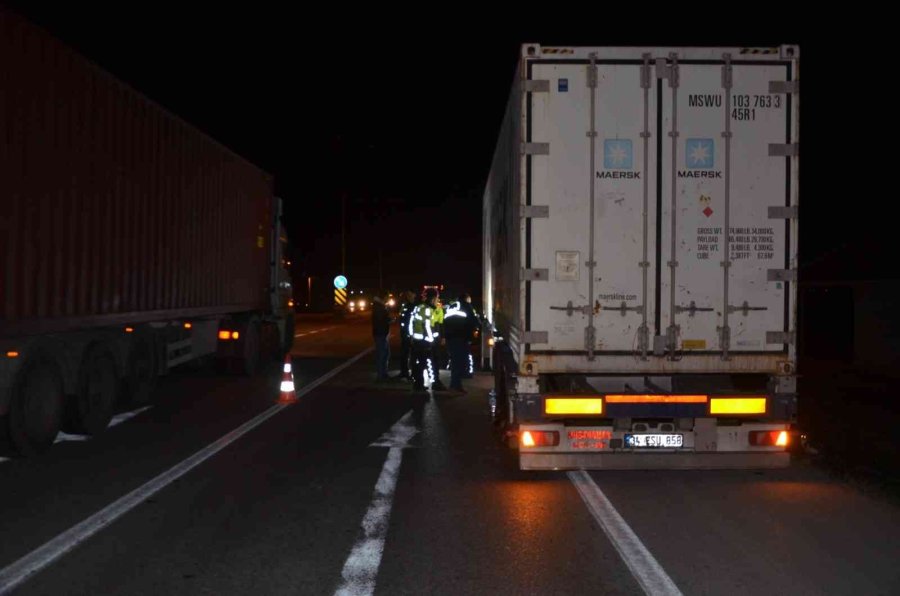 Patlayan Lastiği Kontrol Eden Sürücüye Başka Bir Araç Çarpıp Kaçtı
