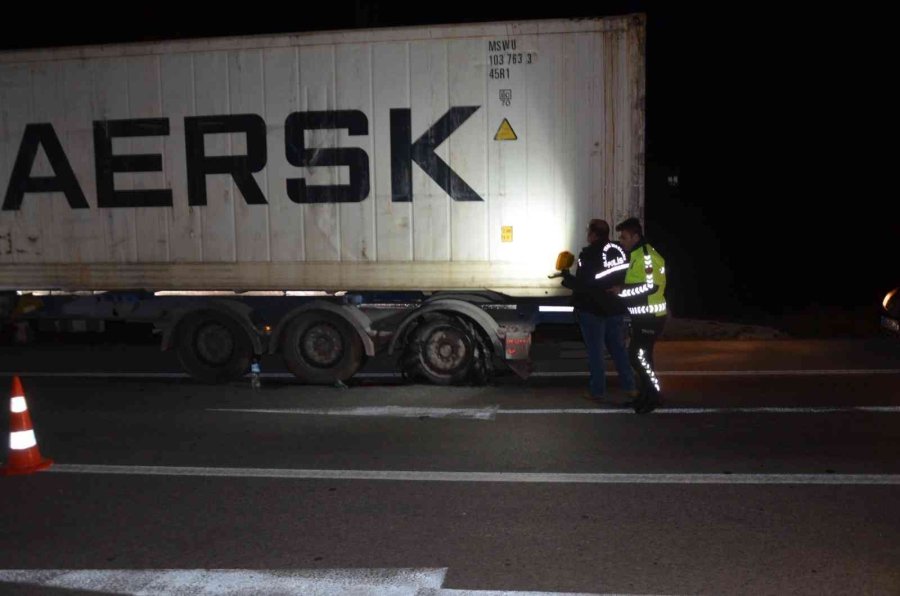 Patlayan Lastiği Kontrol Eden Sürücüye Başka Bir Araç Çarpıp Kaçtı