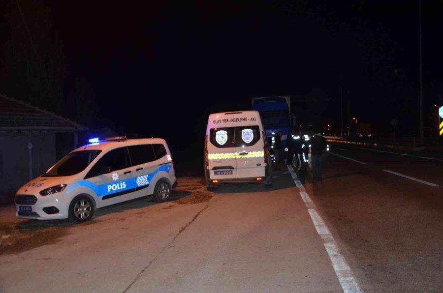 Patlayan Lastiği Kontrol Eden Sürücüye Başka Bir Araç Çarpıp Kaçtı