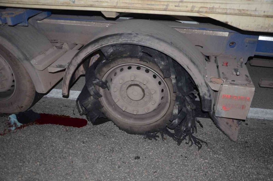 Patlayan Lastiği Kontrol Eden Sürücüye Başka Bir Araç Çarpıp Kaçtı