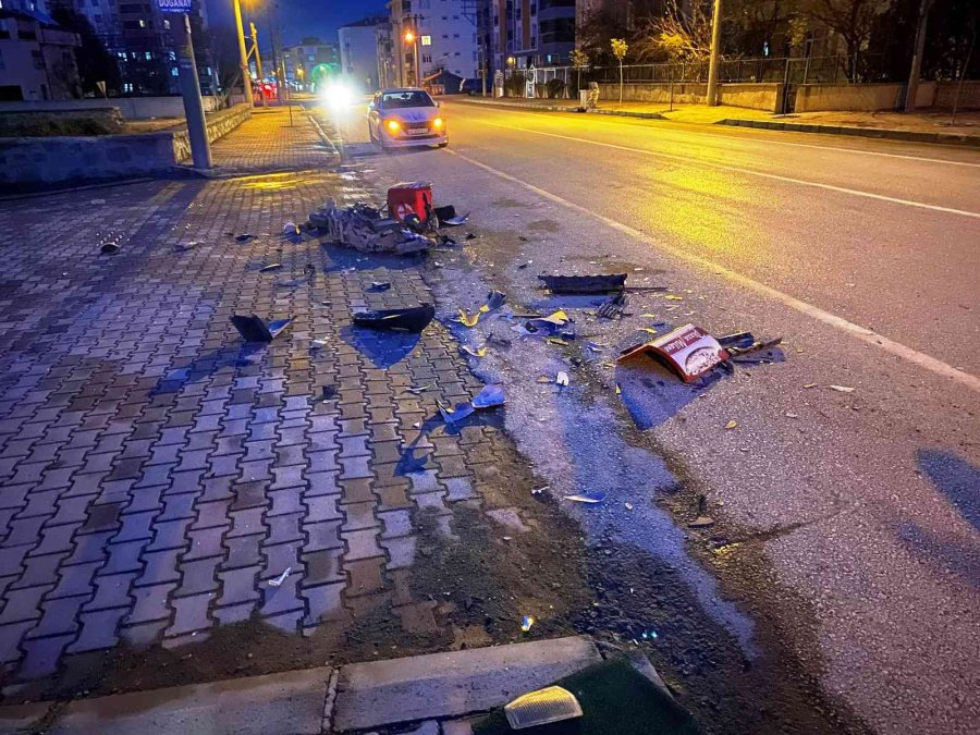 Otomobil İle Motosikletli Kurye Çarpıştı, Kaza Kameraya Yansıdı