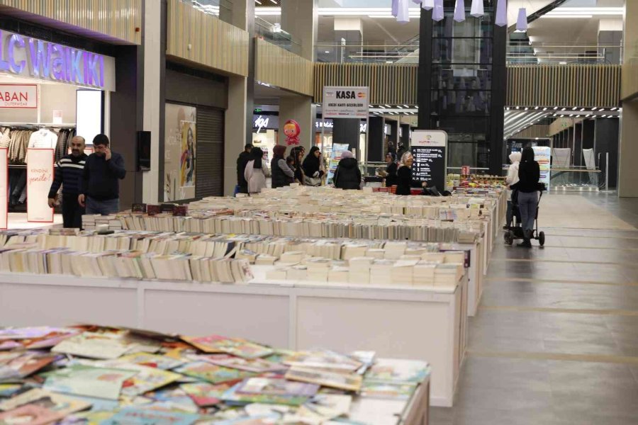 Kumsmall Avm’de ’kitap Ve Hediyelik Eşya Fuarı’ Açıldı