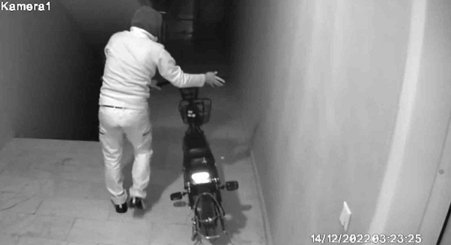 Önce Ayakkabıları Sonra Elektrikli Bisikletleri Çaldı