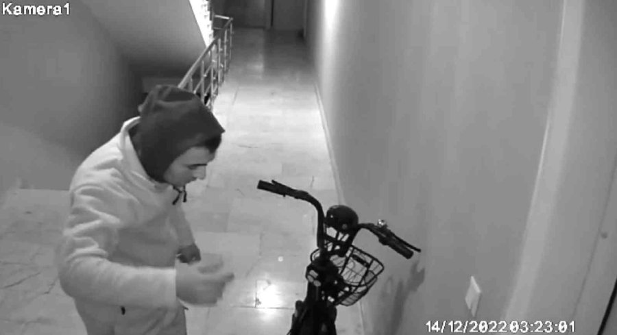 Önce Ayakkabıları Sonra Elektrikli Bisikletleri Çaldı