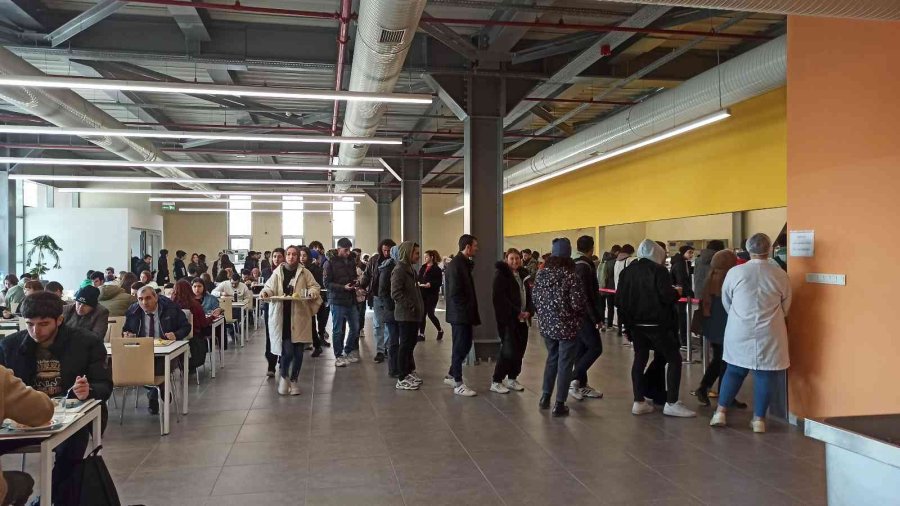 Öğrenciye 3 Çeşit Yemek 5 Lira