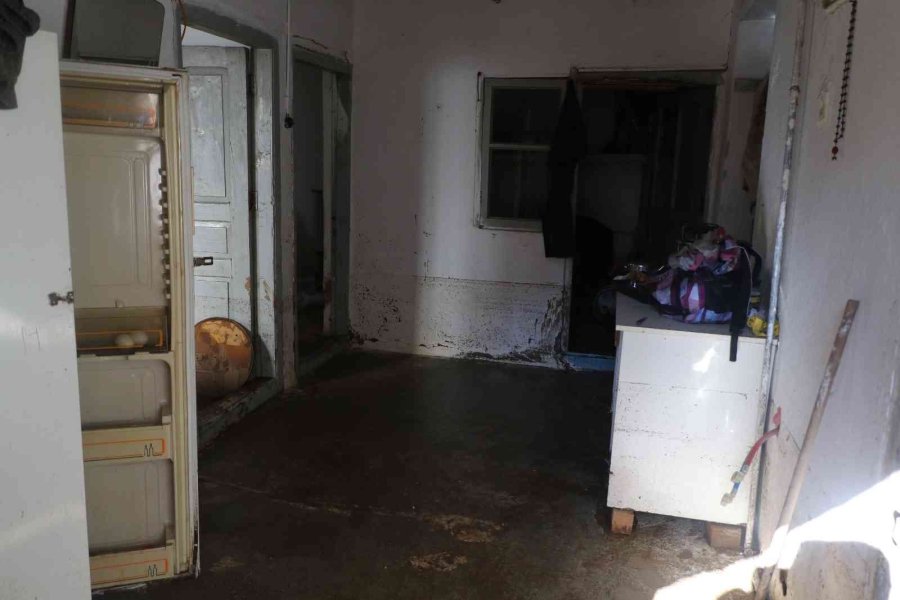 Sel Felaketinin Geride Bıraktığı Yastık Ve Battaniye Oldu