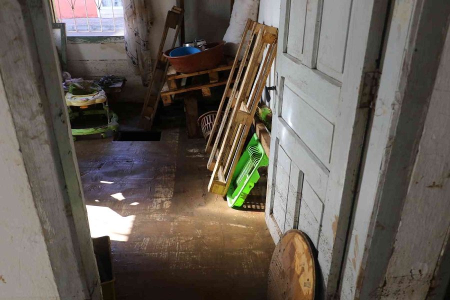 Sel Felaketinin Geride Bıraktığı Yastık Ve Battaniye Oldu