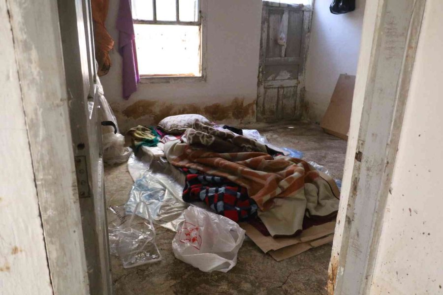 Sel Felaketinin Geride Bıraktığı Yastık Ve Battaniye Oldu