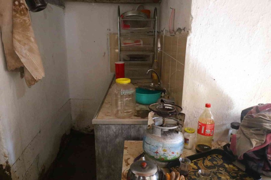 Sel Felaketinin Geride Bıraktığı Yastık Ve Battaniye Oldu