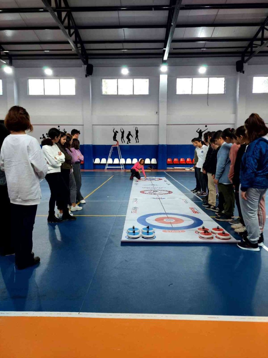 Gazipaşa’da Öğrenciler Floor Curling Sporuyla Tanıştı
