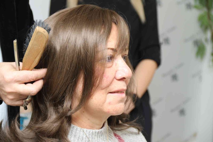 Kemoterapi Hastalarının Yüzünü Peruklarıyla Güldürüyor