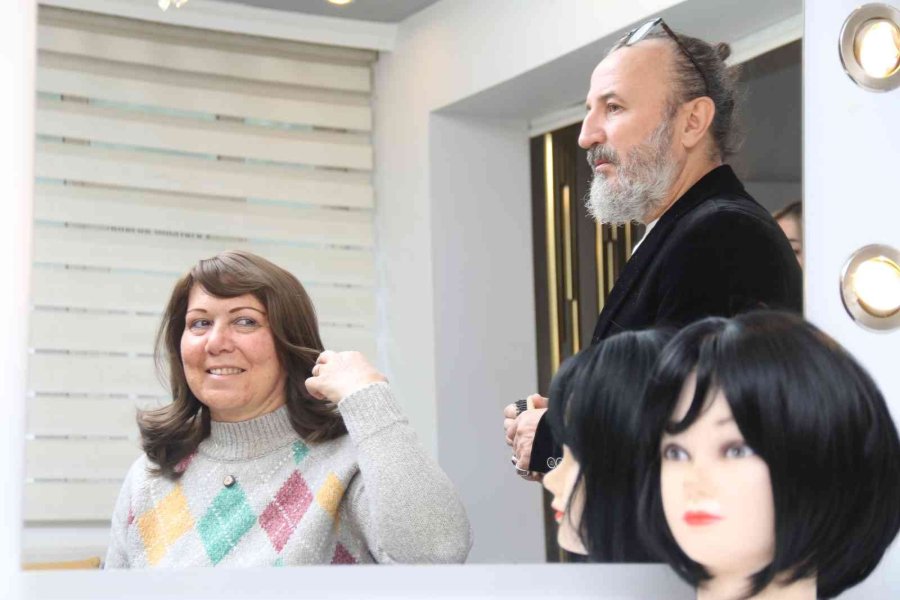 Kemoterapi Hastalarının Yüzünü Peruklarıyla Güldürüyor