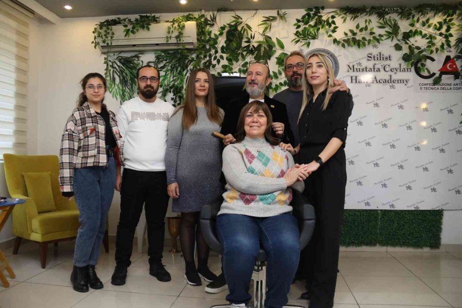 Kemoterapi Hastalarının Yüzünü Peruklarıyla Güldürüyor