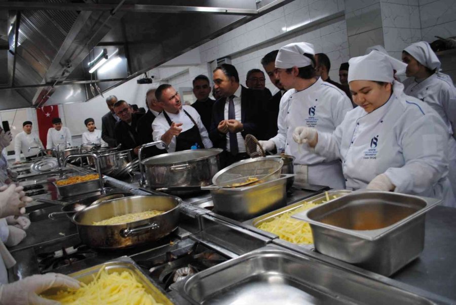 Aşçılık Programı Öğrencilerine ‘uzak Doğu Mutfağı’ Eğitimi