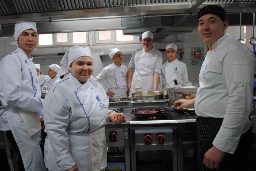 Aşçılık Programı Öğrencilerine ‘uzak Doğu Mutfağı’ Eğitimi