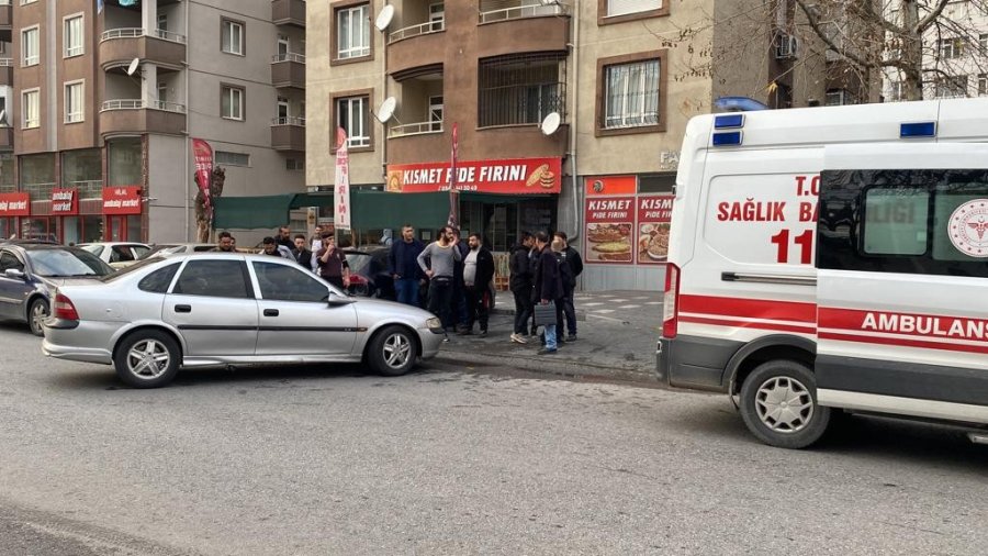 Motosiklet, Otomobile Çarptı: 1 Yaralı