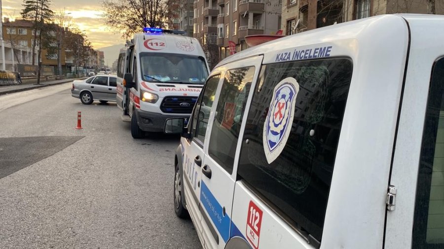 Motosiklet, Otomobile Çarptı: 1 Yaralı