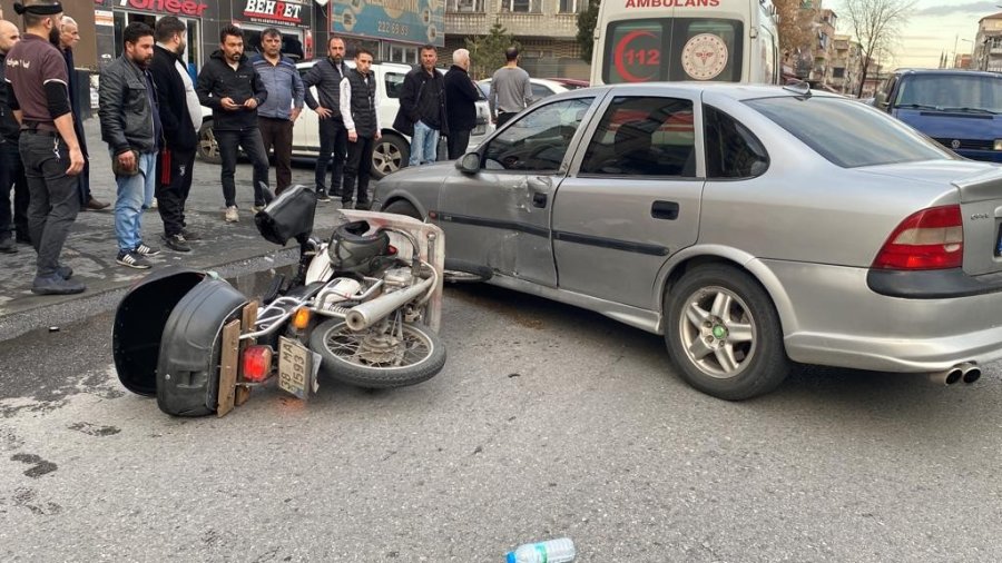 Motosiklet, Otomobile Çarptı: 1 Yaralı