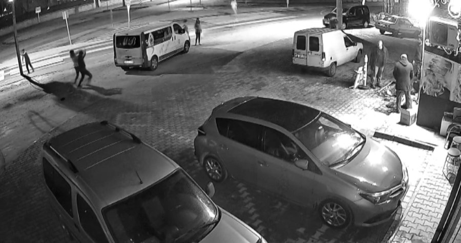 Sokak Ortasında Bıçaklı Sopalı Yaralama, O Anlar Kamerada