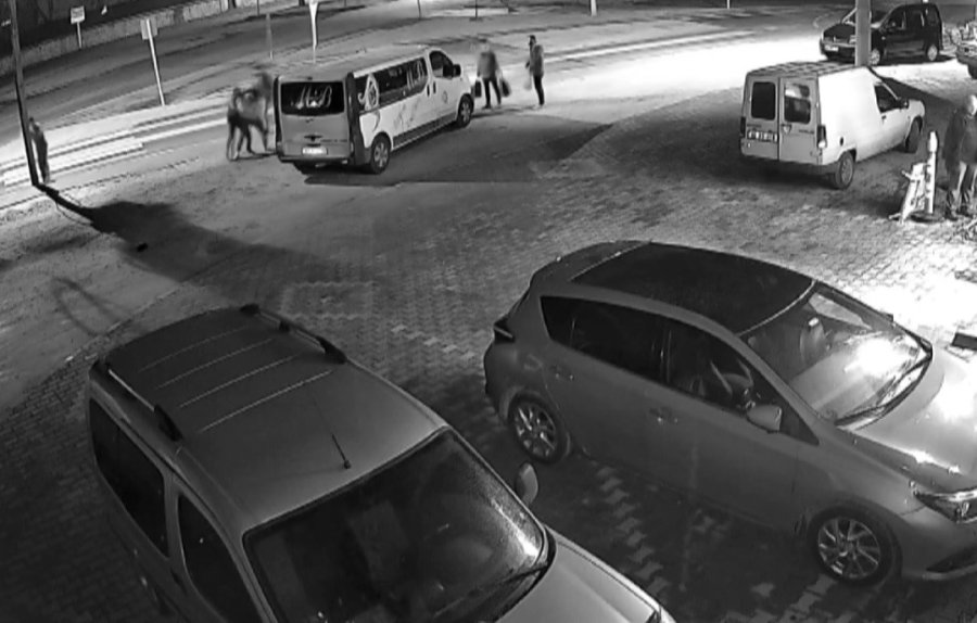 Sokak Ortasında Bıçaklı Sopalı Yaralama, O Anlar Kamerada