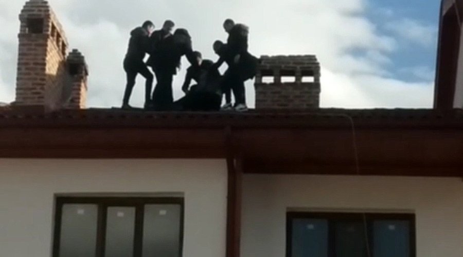 Benzinle Çatıya Çıkan Şahsı Polis İkna Etti