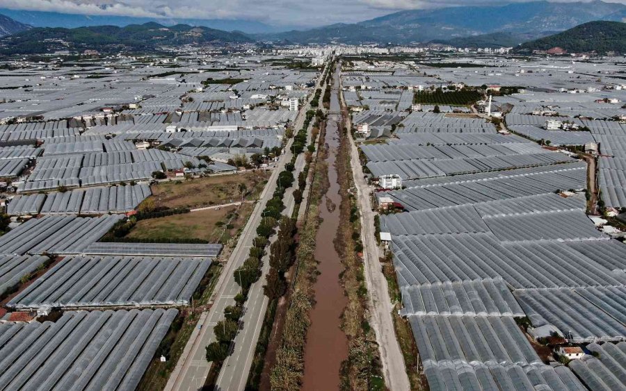 Kumluca’da Çiftçilerin Selden Zarar Gören Ürünlerini Zorlu Kurtarma Mesaisi