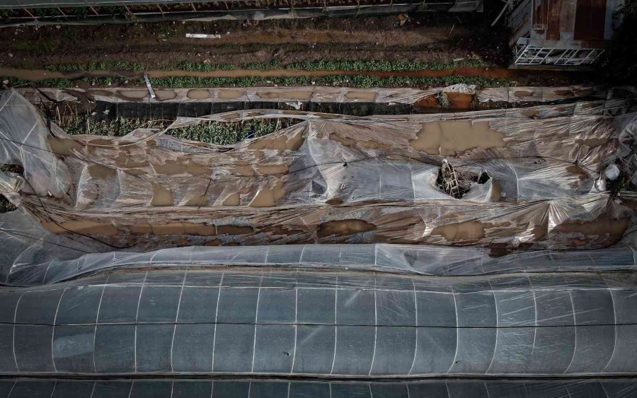 Kumluca’da Çiftçilerin Selden Zarar Gören Ürünlerini Zorlu Kurtarma Mesaisi