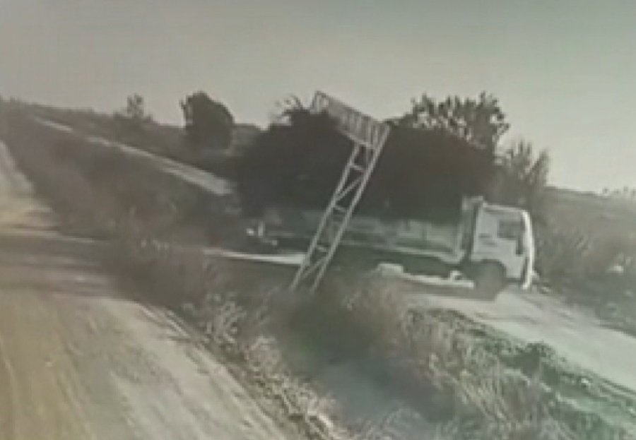 Kamyon Tek Hamleyle Köy Yolunu Değiştirdi