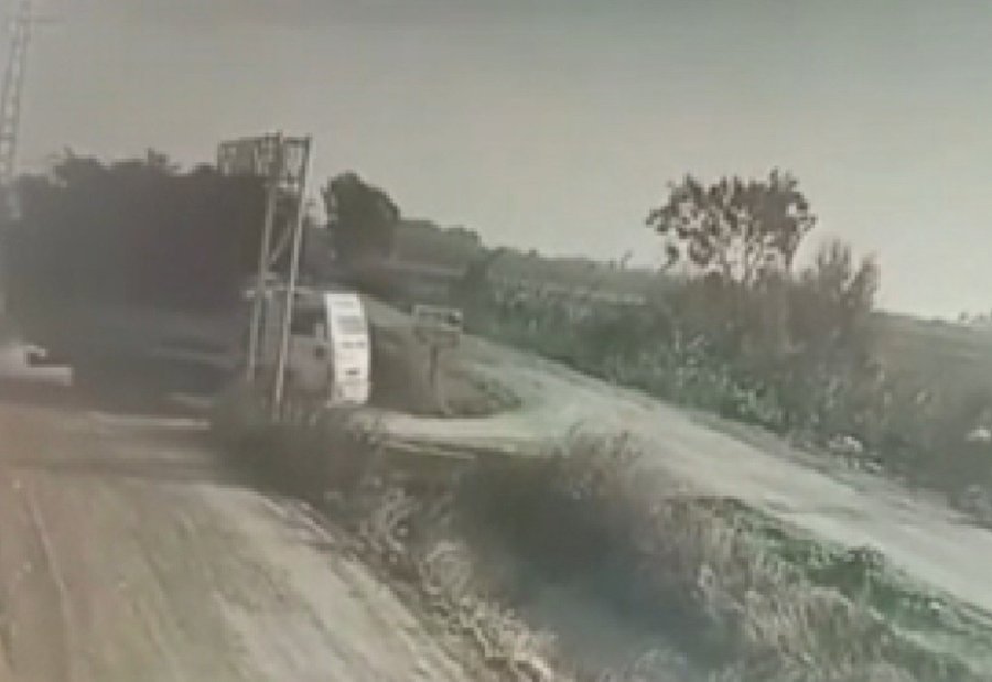 Kamyon Tek Hamleyle Köy Yolunu Değiştirdi