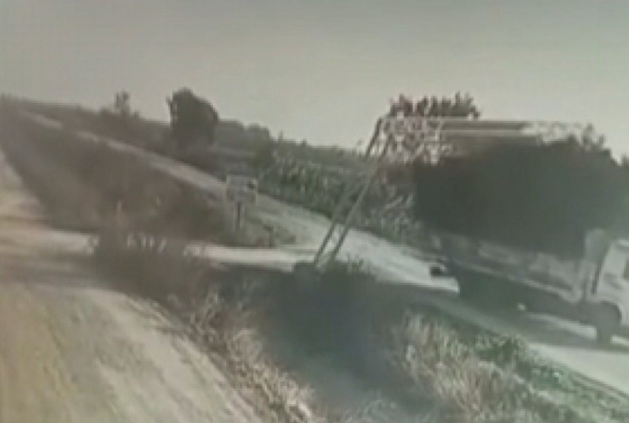 Kamyon Tek Hamleyle Köy Yolunu Değiştirdi