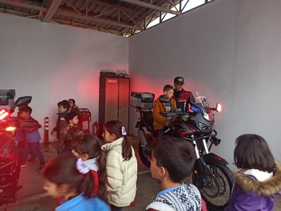 Gazipaşa’da Jandarmayı Ziyaret Eden Öğrencilere Trafik Eğitimi Verildi