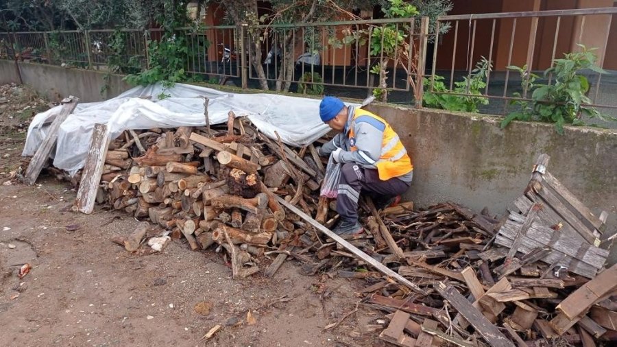 Kumluca’da Gıda Ve Eşya Temini İle Hasar Tespitleri Yapılıyor