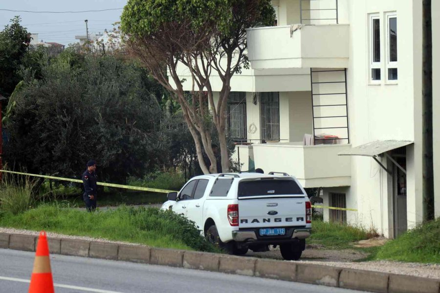 Akli Dengesi Yerinde Olmayan Kadın Binaya 3 Patlayıcı Koydu
