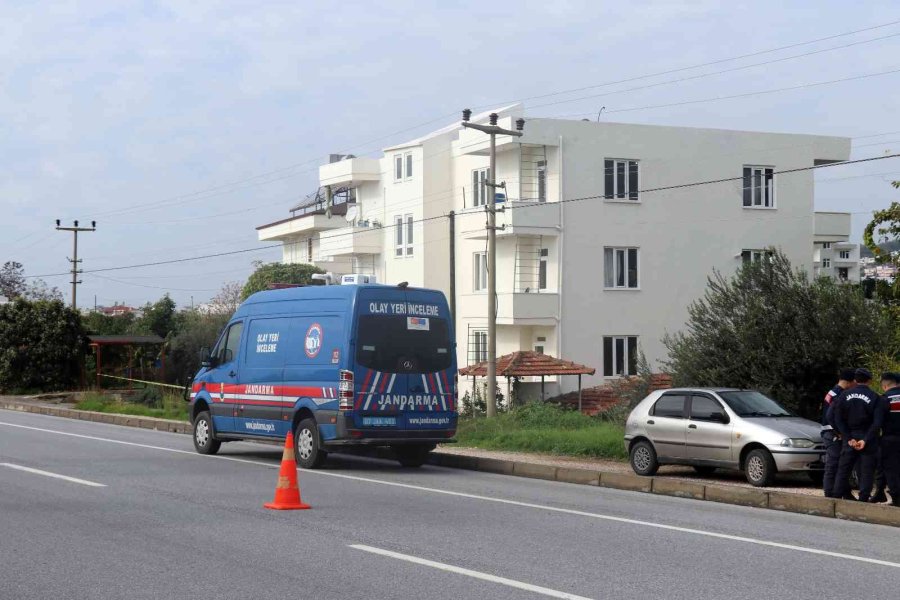 Akli Dengesi Yerinde Olmayan Kadın Binaya 3 Patlayıcı Koydu