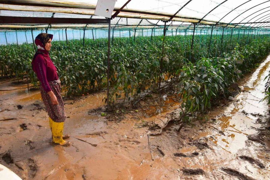 Kumluca’da Çamur İçinde Üretim