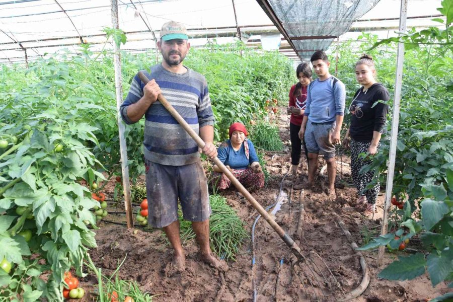 Kumluca’da Çamur İçinde Üretim