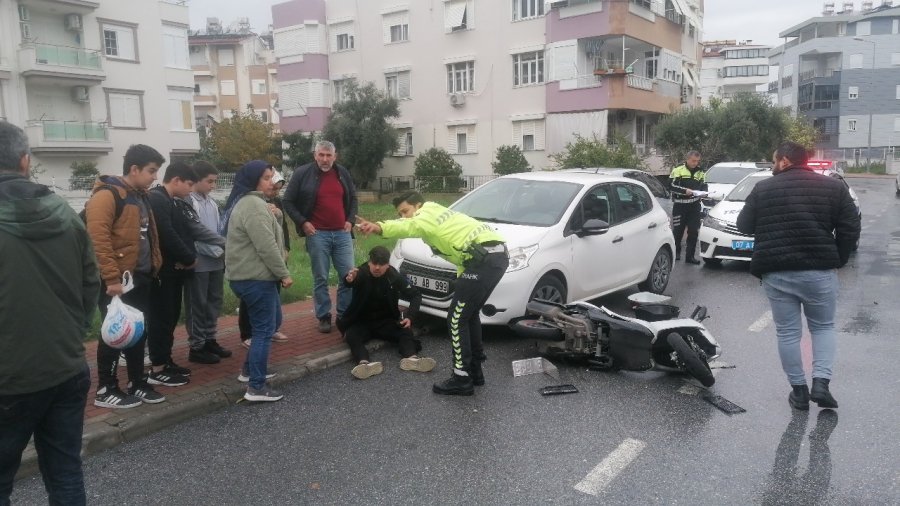 Otomobilin Çarptığı Motosikletli Kurye Yaralandı