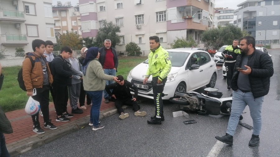 Otomobilin Çarptığı Motosikletli Kurye Yaralandı