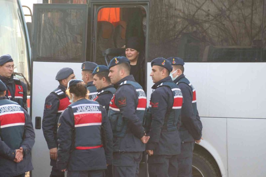 Minik Nur Elif’i Öldüren, Ağabeylerini İse Aç Bırakan Hala İle Amca Adliyede