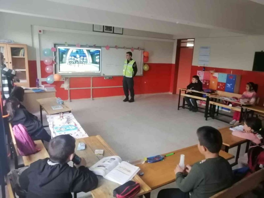 Jandarmadan Vatandaşlara Ve Öğrencilere Trafik Eğitimleri