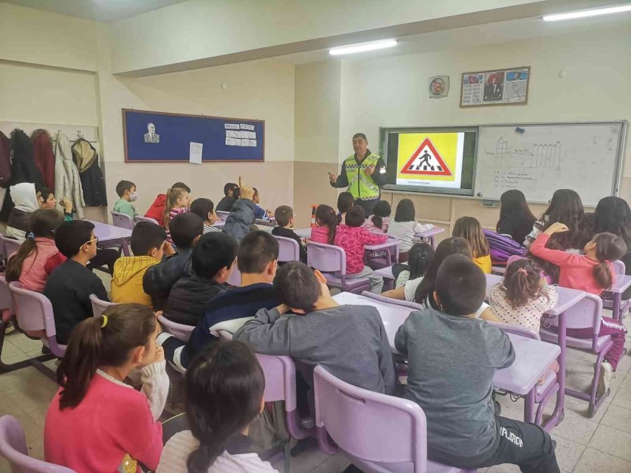 Jandarmadan Vatandaşlara Ve Öğrencilere Trafik Eğitimleri